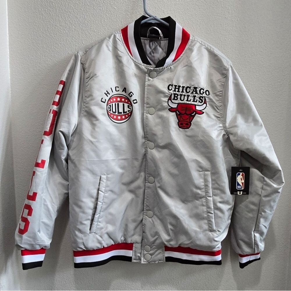 NFL Chicage Bulls lightweight silver logo jacket size small NWT.